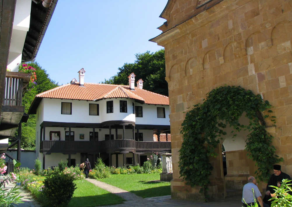 Manastir Vraćevšnica sa pogledom na obnovljeni Milošev konak