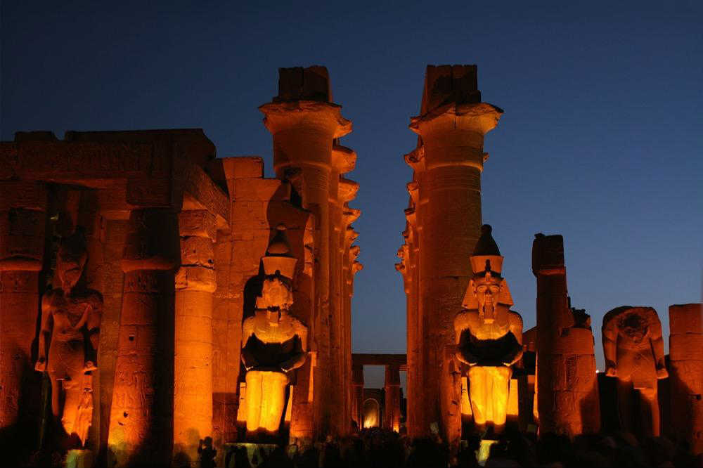 Hram u Luksoru noću
