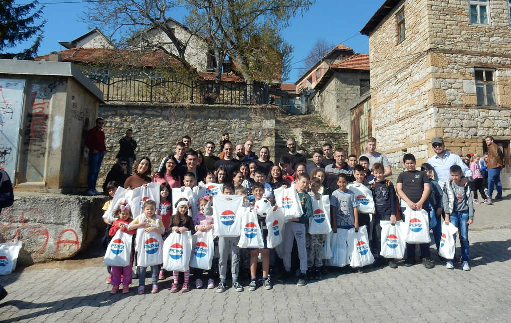 Mališani iz Orahovca sa paketićima koje je obezbedila kompanija „A&P“ (Foto: Katarina Steljić)