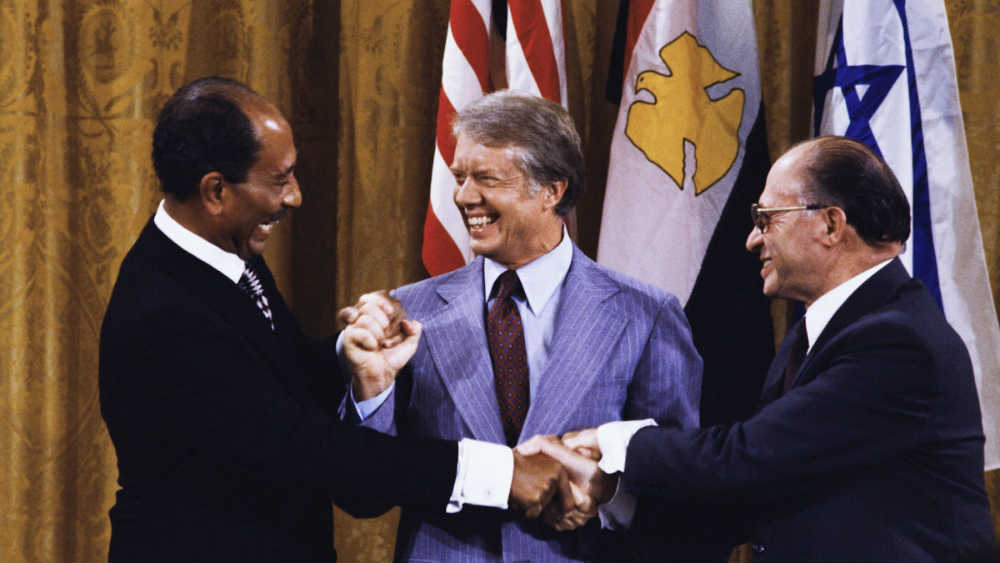 Potpisnici sporazuma u Kemp Dejvidu (s leva na desno): Anvar Sadat, egipatski predsednik, Džimi Karter, predsednik SAD, Menahem Begin, premijer Izraela