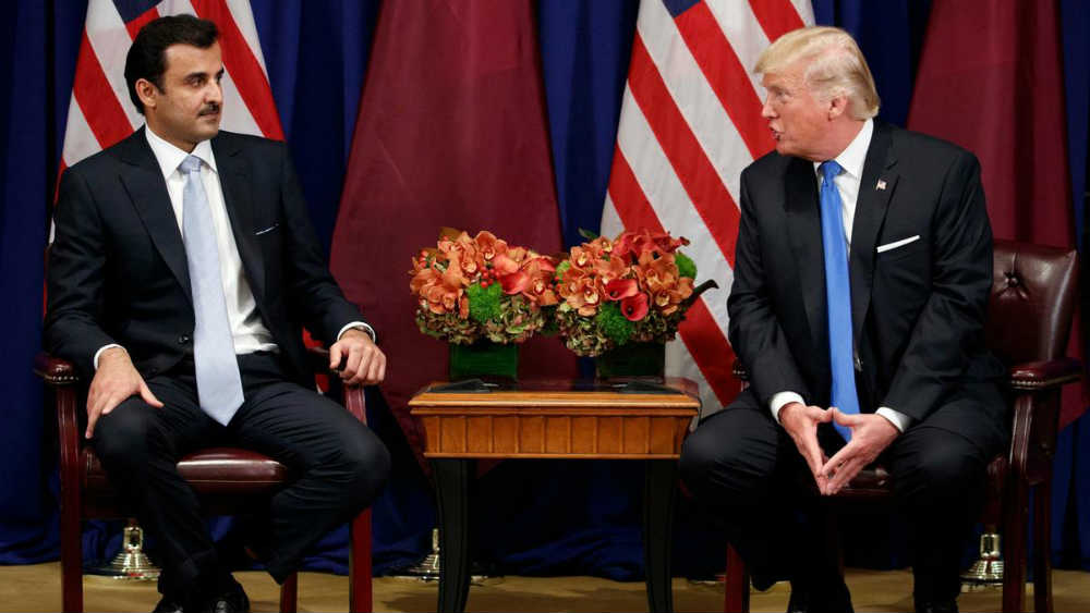 Emir Katara šeik Tamim bin Hamad al Tani i američki predsednik Donald Tramp u razgovoru (Foto: Evan Vucci/AP)