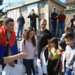 Radomir Jovanović i Aleksandar Klarić sa decom u Orahovcu (Foto: Katarina Steljić)