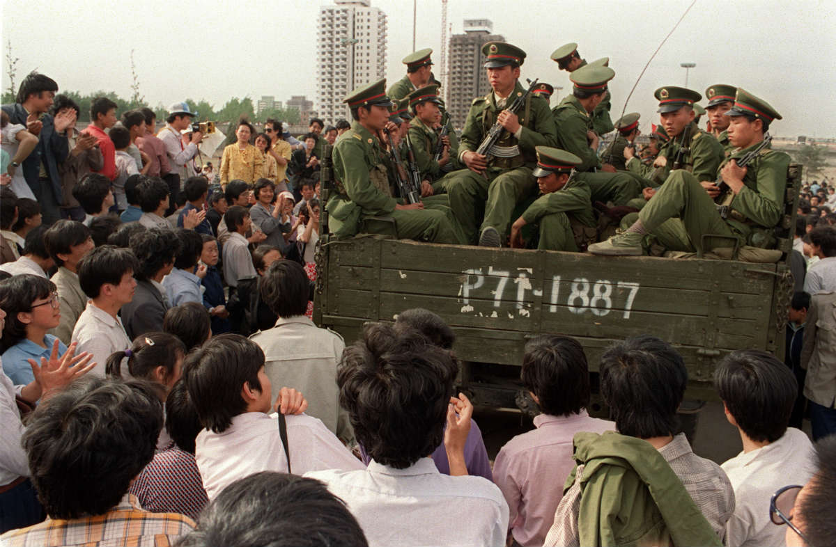 Protestanti okružuju pripadnike Narodnooslobodilačke armije na trgu Tjenanmen, 20. maj 1989. godine