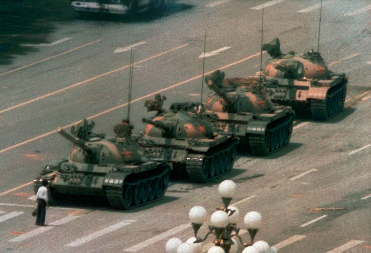 „Čovek tenk“ ostao je zabeležen kao simbol protesta na Tjenanmenu, 05. jun 1989. godine