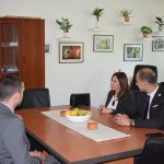 Američki koledž postigao saradnju sa FPN. Na slici: Darko Nadić, profesor na FPN, Đorđe Terek i Aleksandar Klarić ispred Centra, kao i profesorka Maria Kiriakidu.