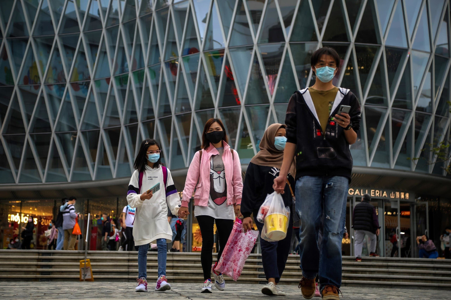 Građani šetaju ulicama Hongkonga sa maskama na licima, 07. mart 2020. (Foto: Vivek Prakash/AFP)