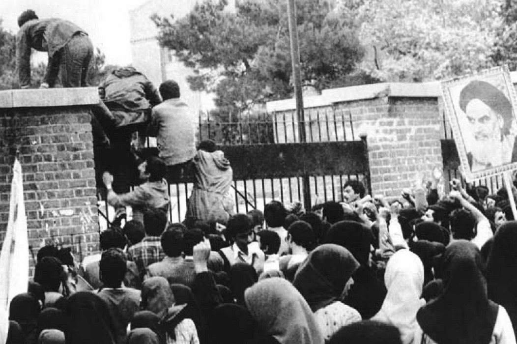 Iranski studenti preskaču ogradu i upadaju u prostorije američke ambasade u Teheranu tokom Iranske revolucije, 04. novembar 1979. (Foto: Wikipedia)