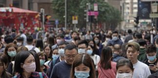 Ljudi šetaju sa maskama na licu, Hongkong, 24. januar 2020. (Foto: AP Photo/Kin Cheung)