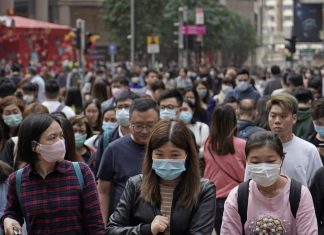 Ljudi šetaju sa maskama na licu, Hongkong, 24. januar 2020. (Foto: AP Photo/Kin Cheung)