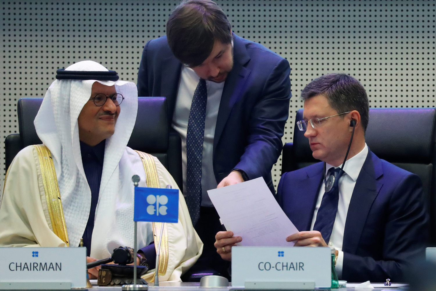 Saudijski ministar energetike princ Abdulaziz bin Salman al Saud i ruski ministar energetike Aleksander Novak na sastanku u Beču, 06. decembar 2019. (Foto: Reuters/Leonhard Foeger)