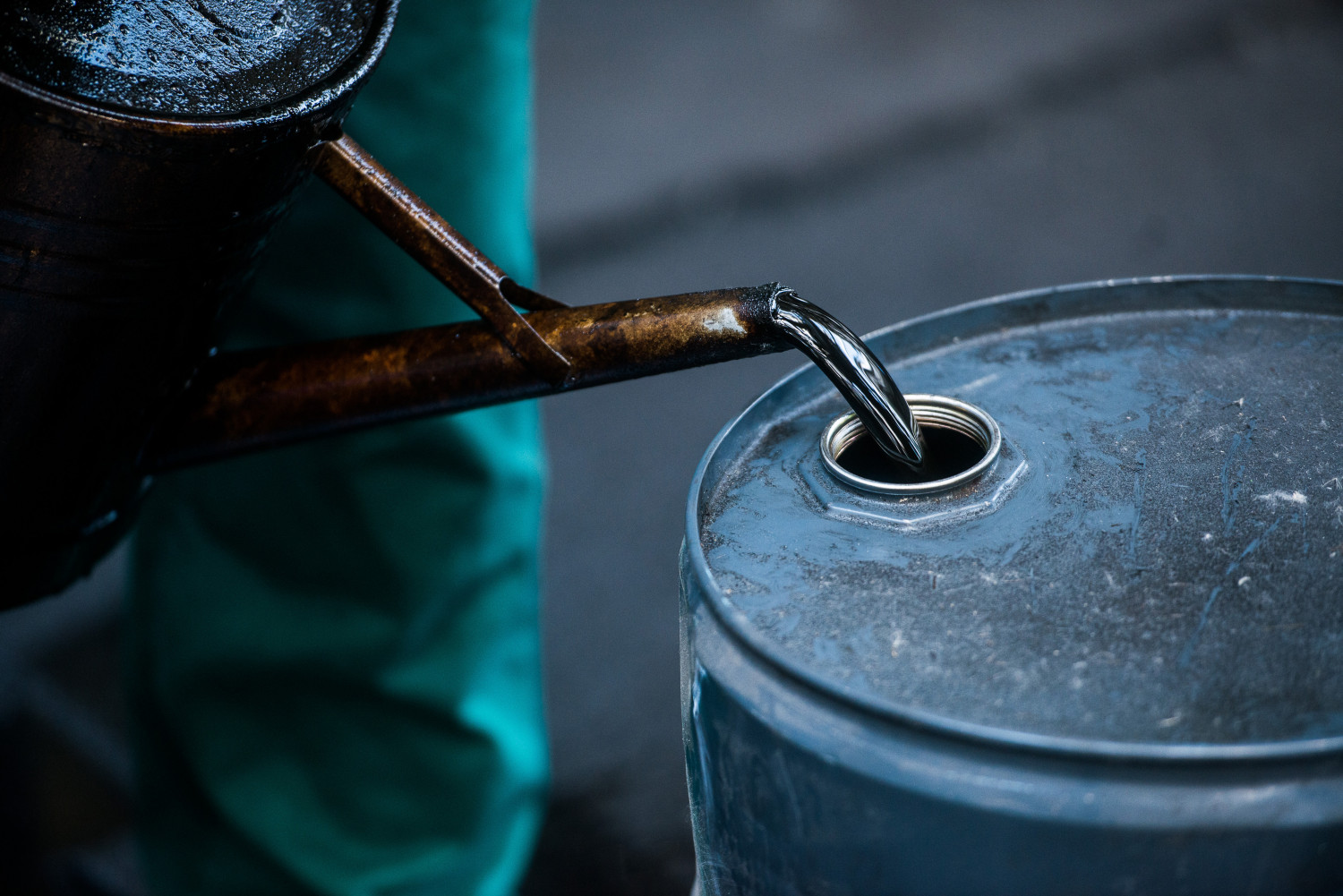  Radnik pretače sirovu naftu u bure (Foto: Akos Stiller/Bloomberg via Getty Images)