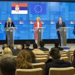 Ministarka za evropske integracije Jadranka Joksimović, predsedavajuća Savetom EU Titi Tupurainen i evropski komesar za susedsku politiku i proširenje Oliver Varheji na konferenciji za medije povodom otvaranja Poglavlja 4, 11. decembar 2019. (Foto: europa.rs)