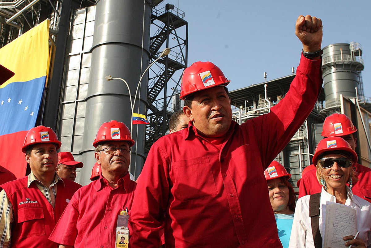 Bivši predsednik Venecuele Ugo Čavez pozdravlja radnike PDVSA tokom posete rafineriji nafte, 22. jun 2016. (Foto: Tviter/PDVSA)