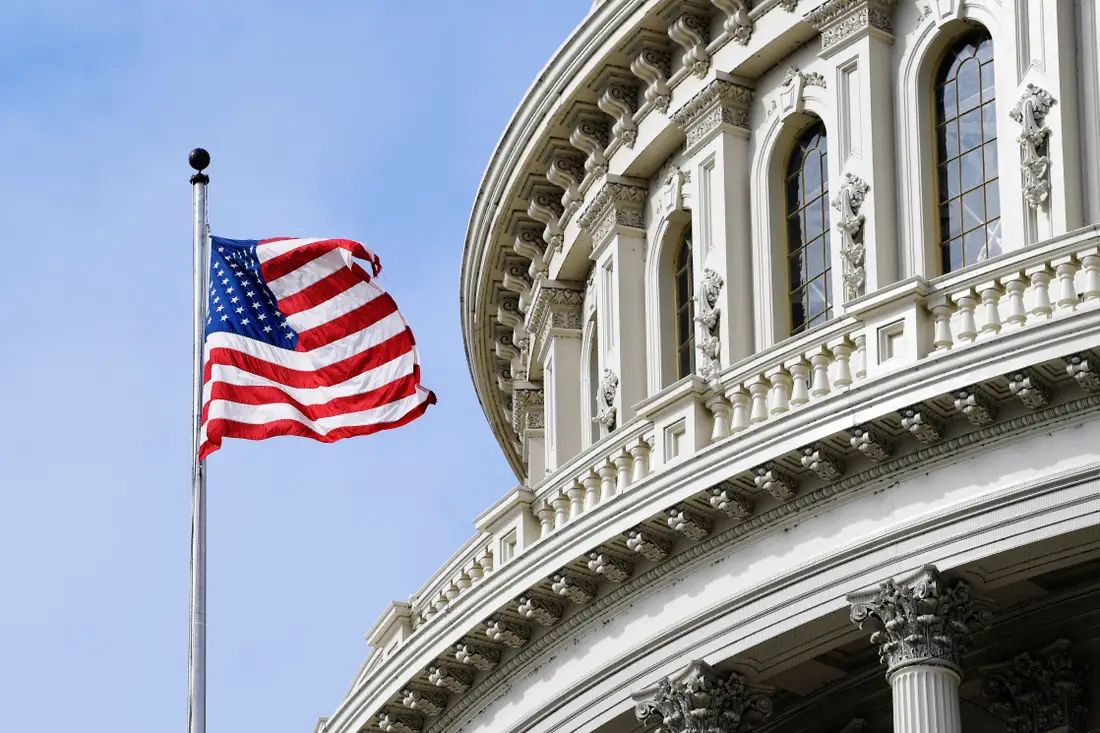 Zastava Sjedinjenih Država se vijori ispred Kapitola (Foto: AP Photo/Susan Walsh)
