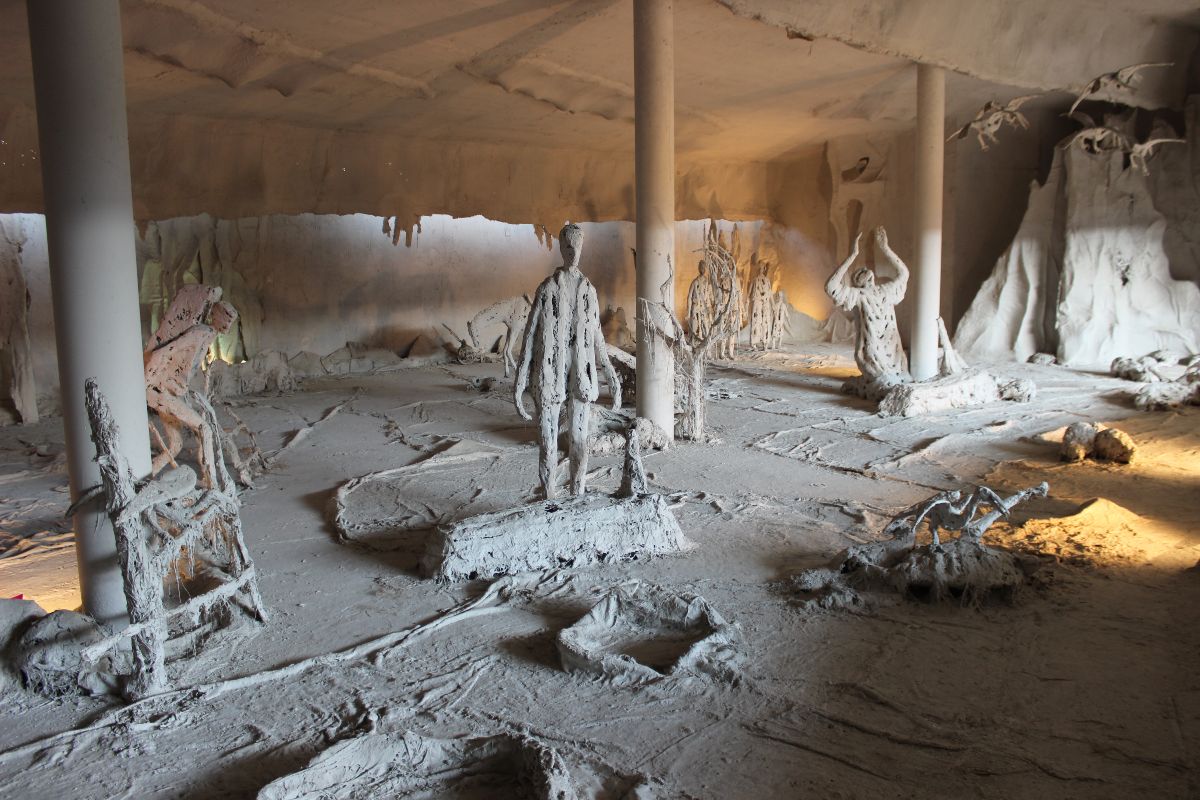 Gipsane skulpture unutar spomen-kompleksa „Sremski front“ (Foto: Tamara Perić/CMJP)