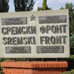 Tabla na ulazu u spomen-kompleks „Sremski front“ (Foto: Tamara Perić/CMJP)