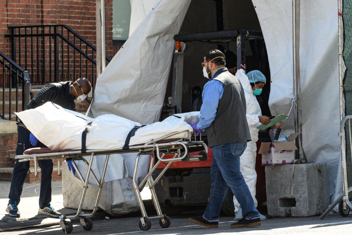 Medicinski radnici odvoze telo preminulog od virusa COVID-19 ispred Bruklin bolnice, Njujork, 06. april 2020. (Foto: Marcus Santos/ZUMA Wire)