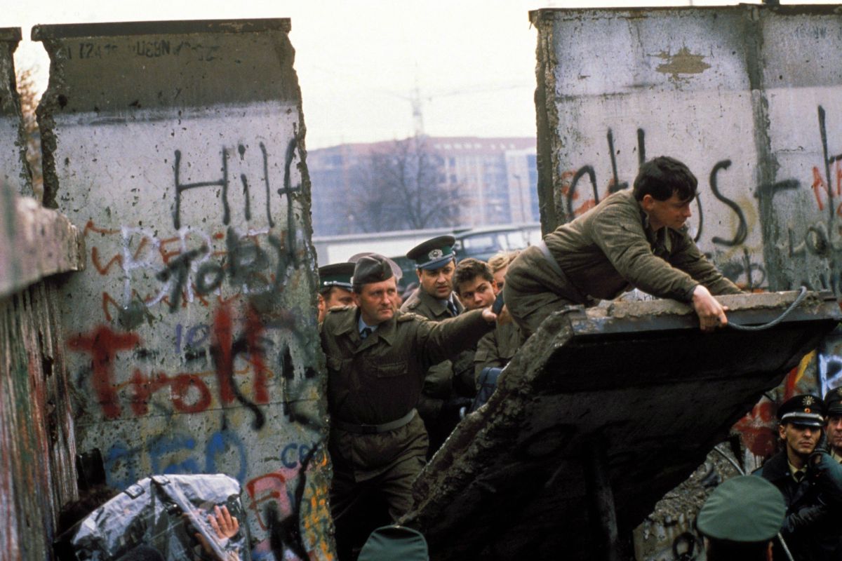 Trenutak rušenja Berlinskog zida, novembar 1989. (Foto: Patrick Piel/Gamma-Rapho via Getty Images)