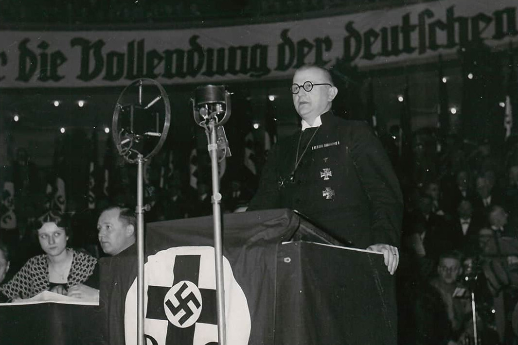 Ludvig Miler, biskup Nemačke evanđeoske crkve, tokom govora na jednom skupu nacista (Foto: Courtesy of The Wiener Holocaust Library Collections)