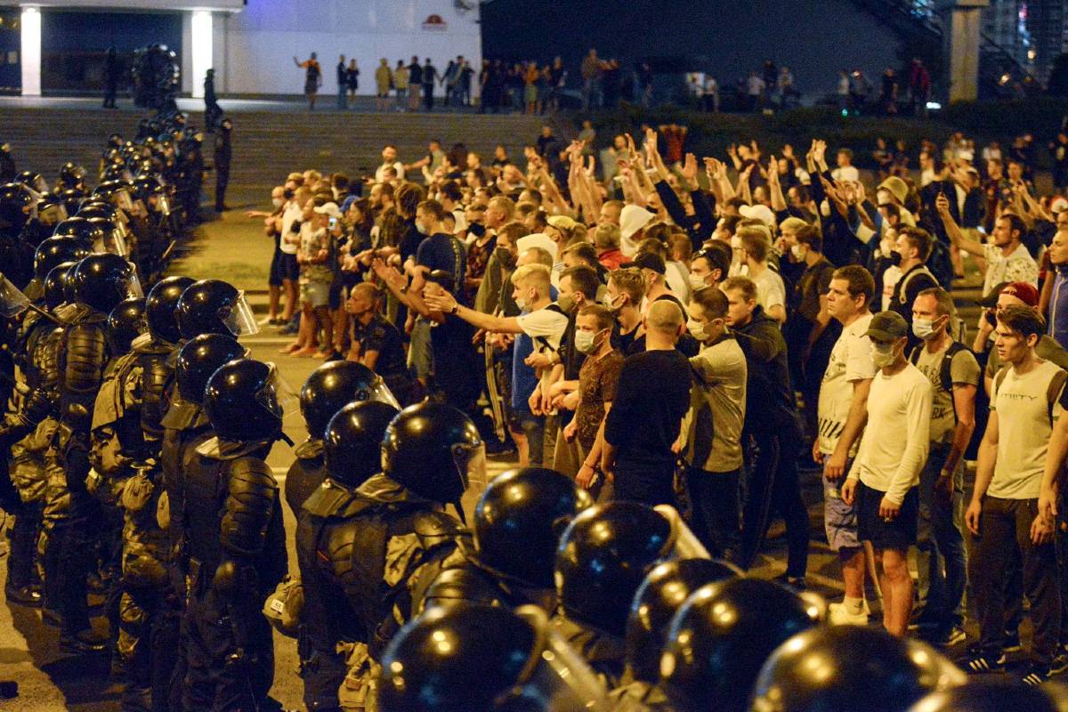 Demontranti ispred kordona policije tokom protesta nakon predsedničkih izbora u Minsku, 09. avgust 2020. (Foto: AP Photo)