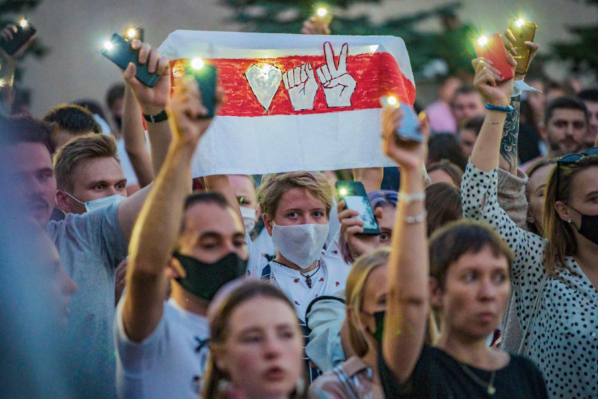 Demonstranti sa transparentom na kome su prikazani simboli otpora opozicione beloruske političarke Svetlane Tihanovske tokom mitinga u Minsku, 06. avgust 2020. (Foto: Celestino Arce/NurPhoto via Getty Images)