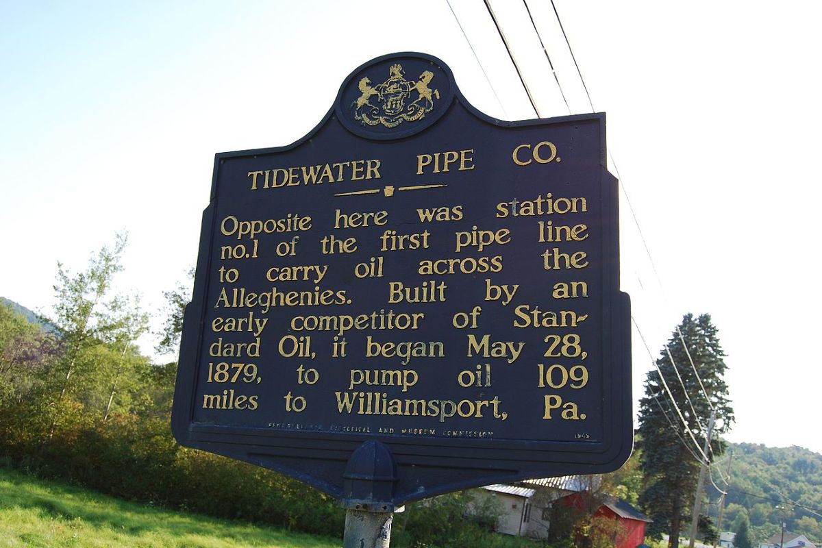 Tabla koja označava mesto gde je bila izgrađena prva stanica naftovoda Tidewater, Korivil, Pensilvanija (Foto: Wikimedia/Mwintermantel67)