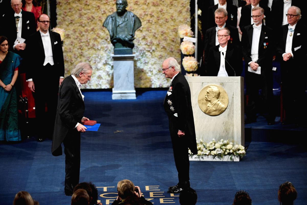 Švedski kralj Karl Gustav uručuje Peteru Handkeu Nobelovu nagradu za književnost, Stokholm, 10. decembar 2019. (Foto: Henrik Montgomery/TT News Agency via AP)