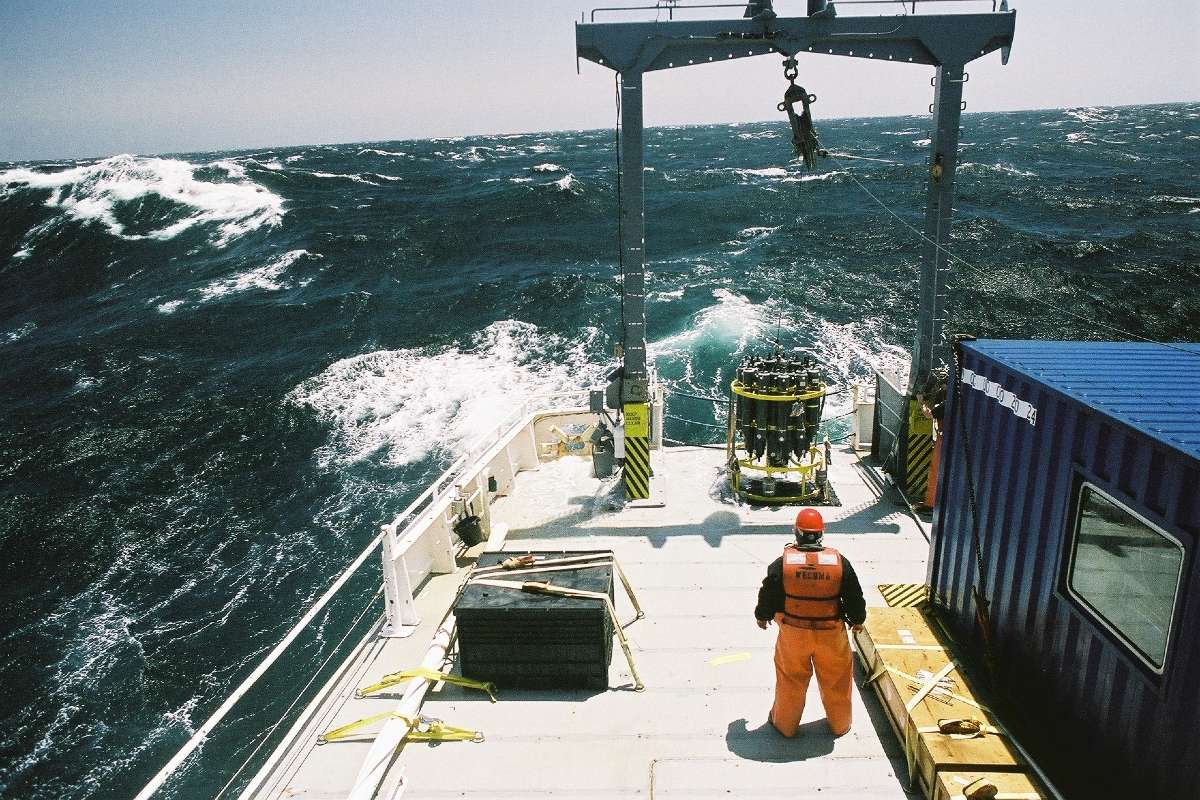 Okeanograf stoji na palubi broda tokom istraživačkog krstarenja 2007. godine u blizni obala Oregona (Foto: climate.gov)
