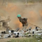 Jermenski vojnik prilikom ratnih dejstava prema položajima azerbejdžanske vojske, Nagorno-Karabah, 29. septembar 2020. (Foto: PAN Photo via AP/Sipan Gyulumyan/Armenian Defense Ministry Press Service)