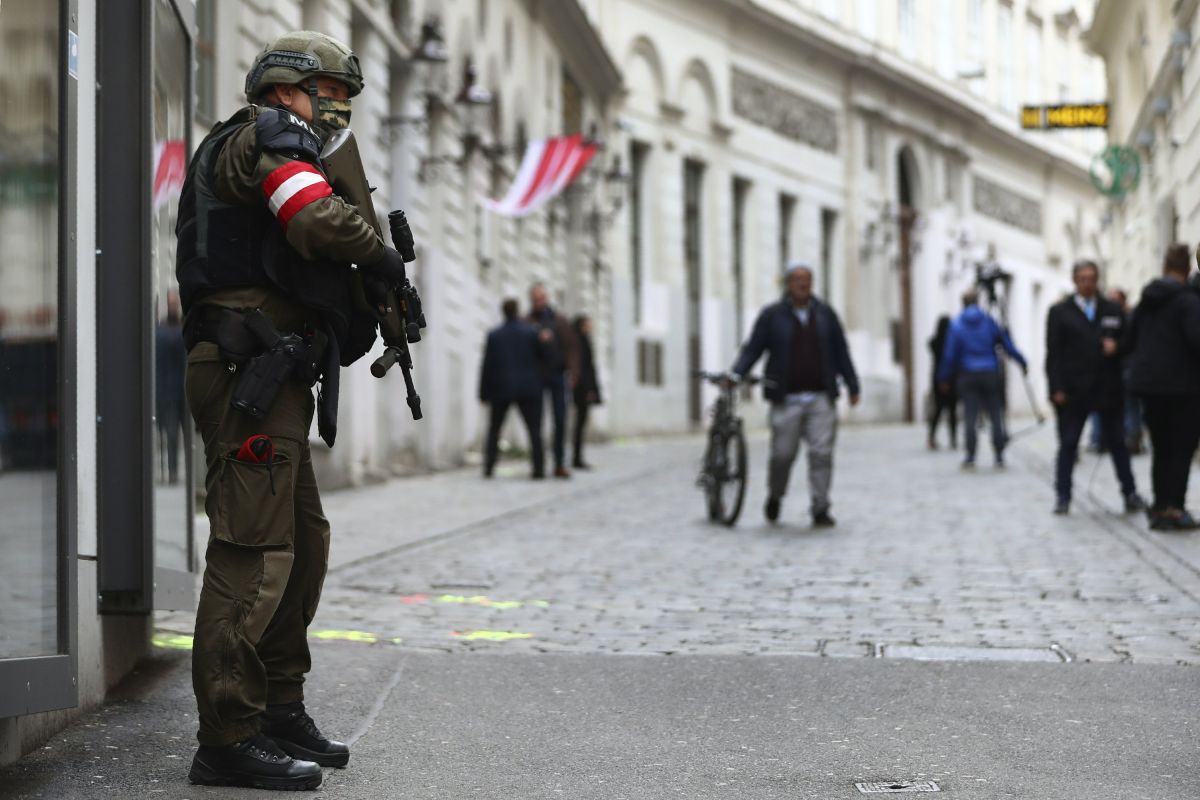 A military police officer guard at the crime scene near a synagogue in Vienna, Austria, Wednesday, Nov. 4, 2020. (Photo: AP Photo/Matthias Schrader)