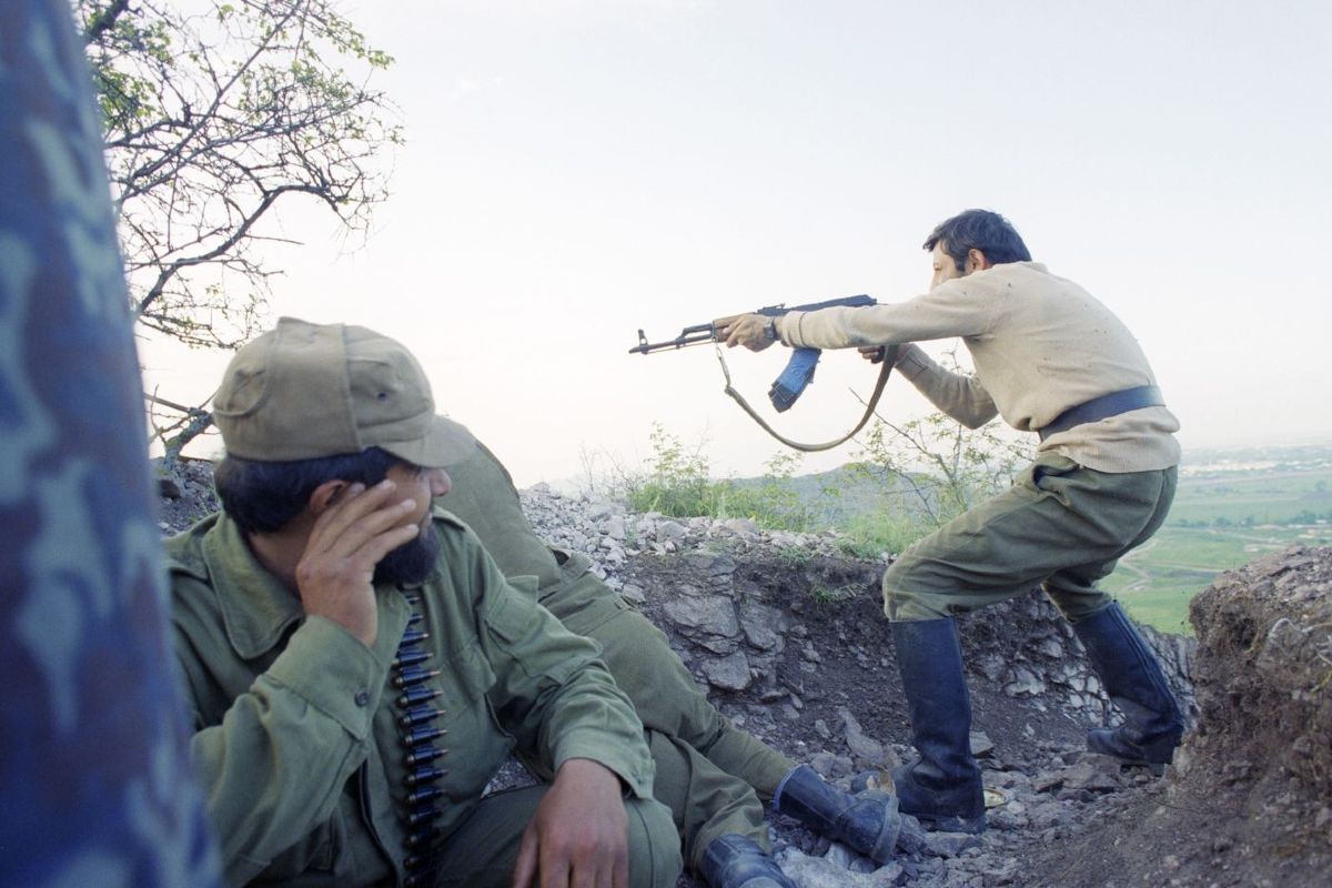 Vojnici na frontu tokom ratnih dejstava 1992. godine u selu Šeli u Nagorno-Karabahu (Foto: ITAR-TASS/Sergei Mamontov; Alexander Nemyonov via Getty Images)