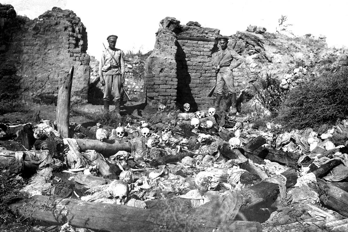 Vojnici posmatraju lobanje žrtava u jednom jermenskom selu tokom sprovođenja genocida nad Jermenima 1915. godine (Foto: STR/AFP)