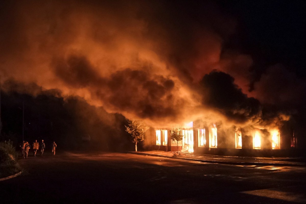 Zapaljena prodavnica u Stepanakertu nakon granatiranja u subotu 03. oktobra 2020. (Foto: Gor Kroyan/Reuters)