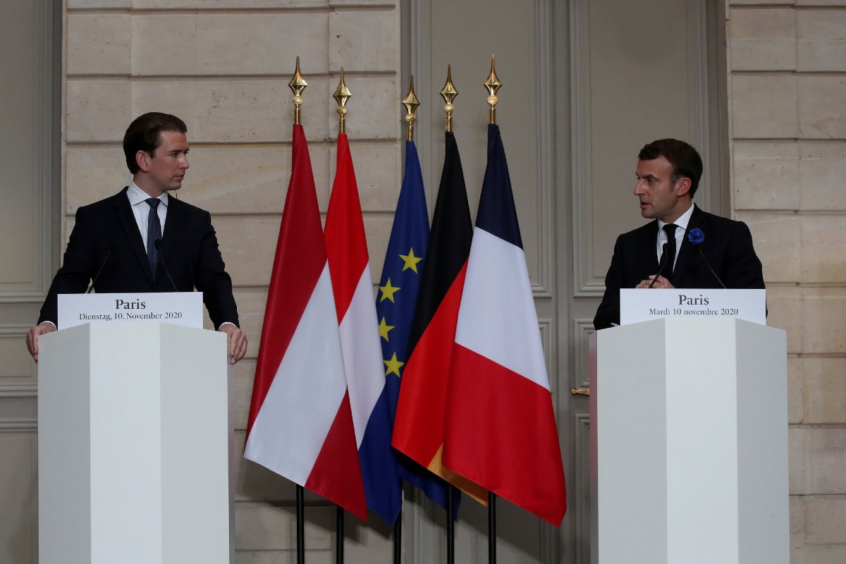 Chancellor Sebastian Kurz, left, of Austria and President Emmanuel Macron of France speaking at the Élysée Palace in Paris, Nov. 10, 2020. (Photo: Pool photo by Michel Euler)