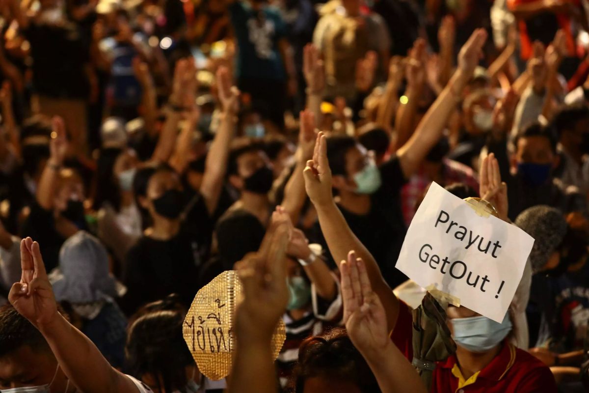 Demonstranti drže transparent na kome piše „Prajute odlazi“ tokom antivladinog protesta u Bangkoku, 19. oktobar 2020. (Foto: Jack Taylor/AFP Photo)