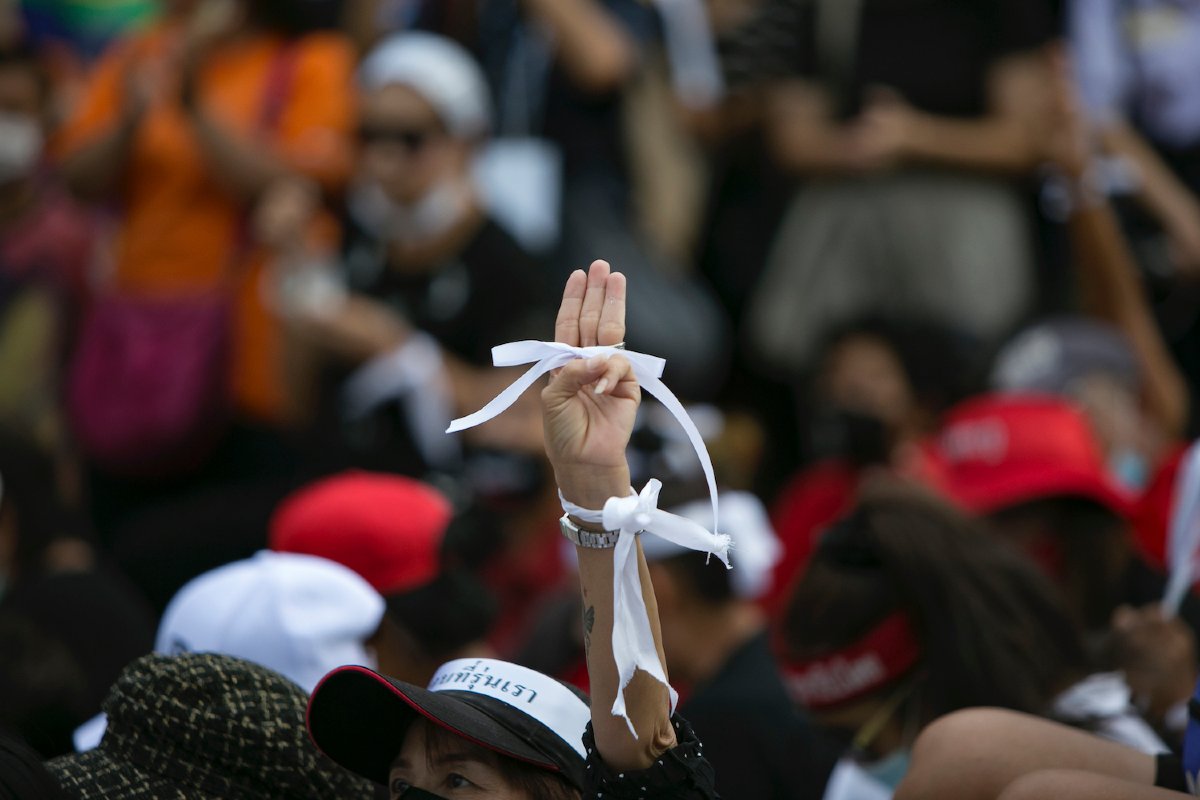 Demonstranti gestikuliraju sa podignuta tri prsta tokom protestnog skupa ispred tajlanskog parlamenta, Bangkok, 24. septembar 2020. (Foto: Allison Joyce/Getty Images)