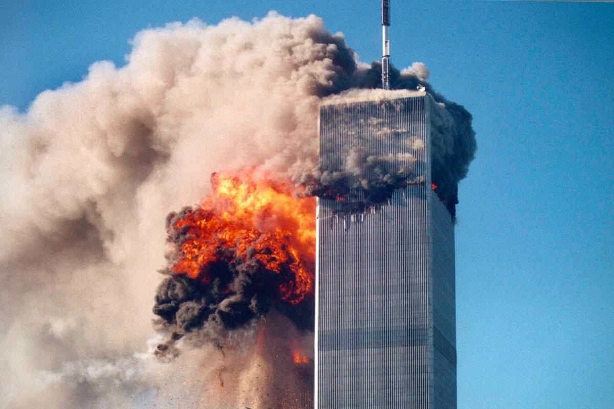 Trenutak rušenja kula Svetskog trgovinskog centra u Njujorku nakon terorističkog napada Al kaide, 11. septembar 2001. (Foto: AP Photo/Roberto Robanne)