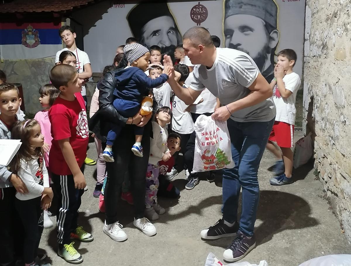 Vođa puta Radomir Jovanović sa decom Orahovca (Foto CMJP)